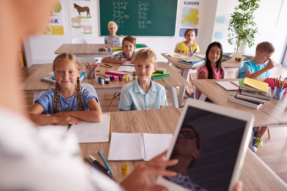 Öğretmen tablet ile yoklama alıyor.
